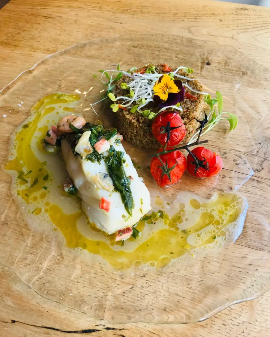 Cabillaud, tomates confites et huile d'herbes.