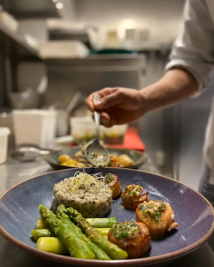 Dressage d'une assiette en cuisine.