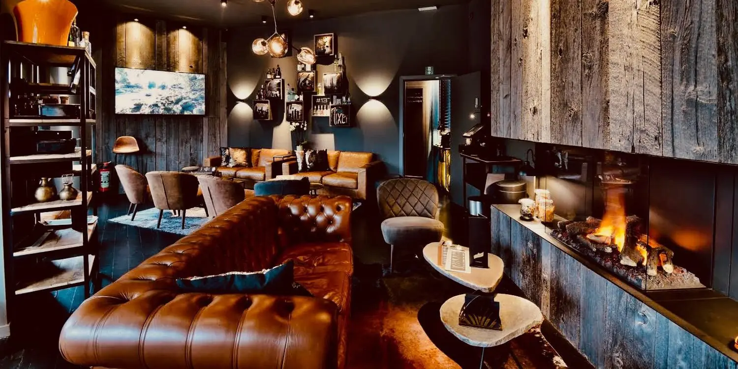 Le Lounge du Jardin de Nicolas, ses canapés en cuir et son feu ouvert.
