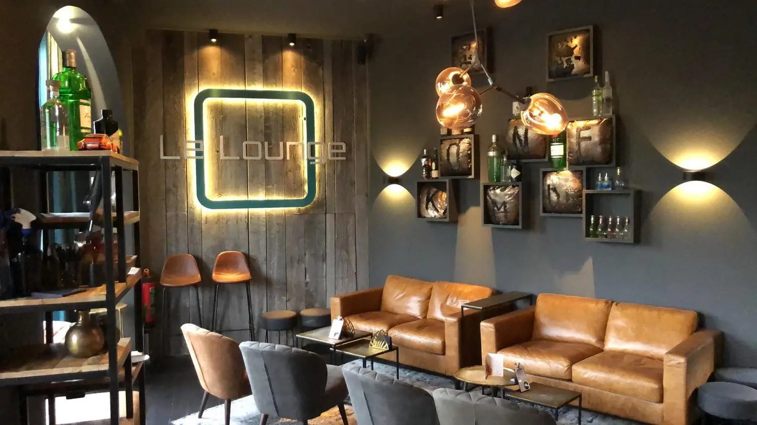 L'enseigne lumineuse du Lounge, au premier étage.