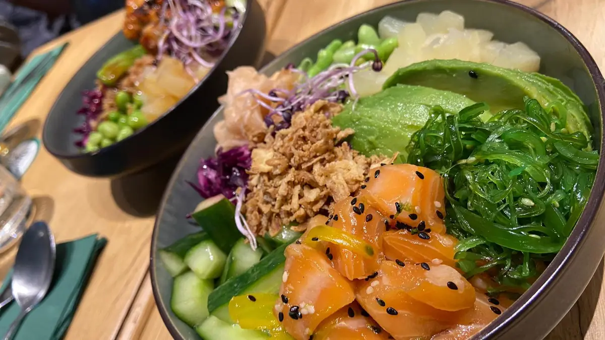Un poke bowl au saumon, sésame et wakamé.